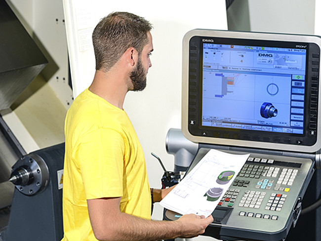 Un employé travaille sur une machine spéciale pour la fabrication d'outils et de moules