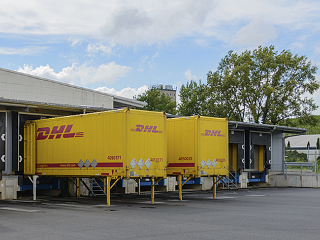 Station d'accueil pour camions, où des conteneurs sont en train d'être chargés